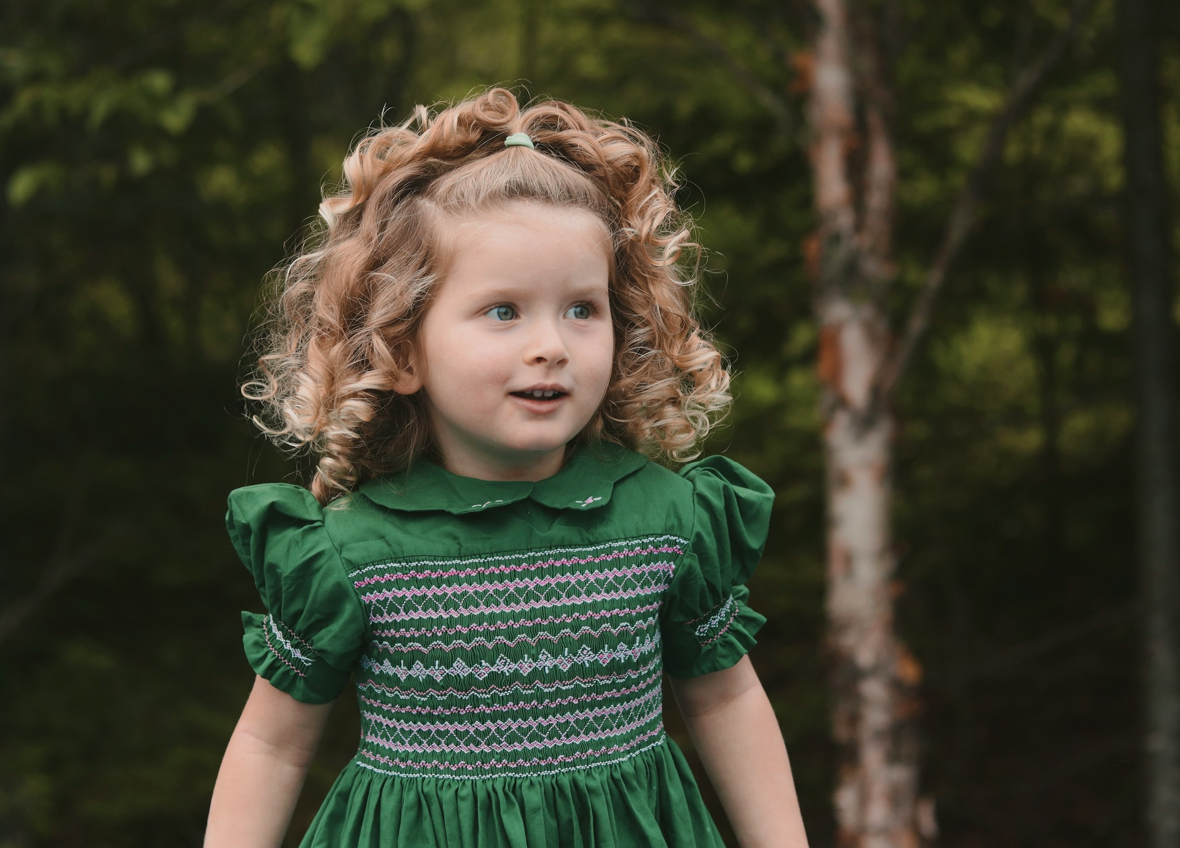 Mała dziewczynka w zielonej sukience i jasnych lokachŹródło: Unsplash.com