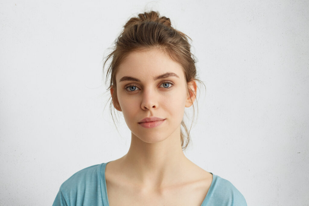 Młoda dziewczyna z owalną twarzą i kucykiem na włosachŹródło: Adobe Stock