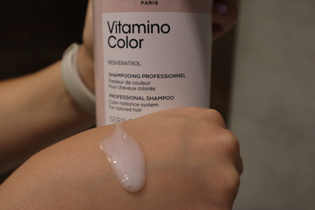 konsystencja szamponu L'Oréal Professionnel Vitamino Color pokazana na dłoni