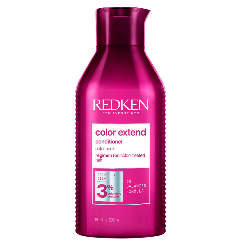 Butelka odżywki Redken "Color Extend" stoi pionowo na białym tle, wyraźna różowa etykieta.