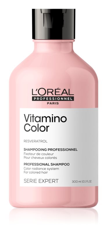 Różowa butelka szamponu L'Oréal Vitamino Color stoi na białym tle, przeznaczona dla włosów farbowanych.