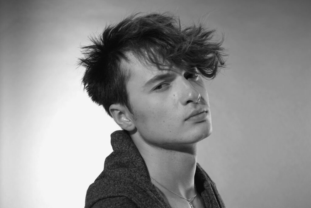 Boczny profil mężczyzny we fryzurze typu textured crop 