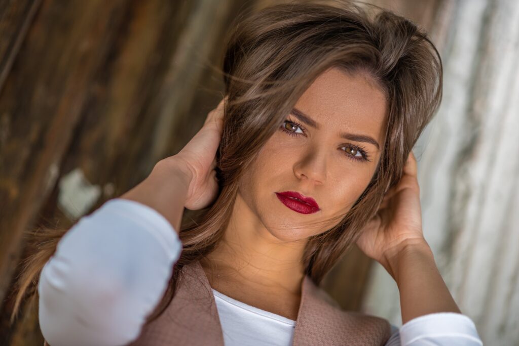 Młoda kobieta z piwnymi oczami i brązowymi, długimi włosami