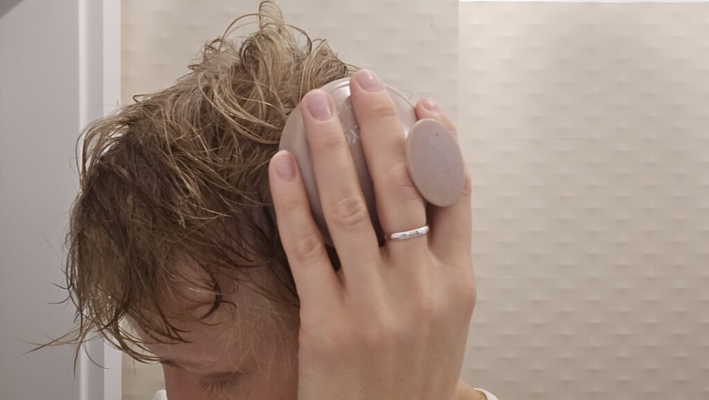 Masażer do skóry głowy Ecocera w użyciu