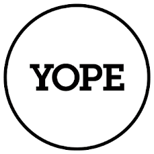 Logo "YOPE" centralnie umieszczone, czarny napis w czarnej obwódce na białym tle.
