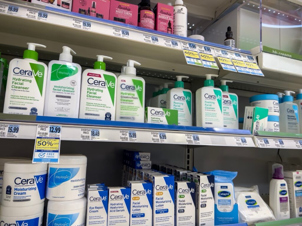 Kosmetyki CeraVe mocno nawilżające na sklepowej półce