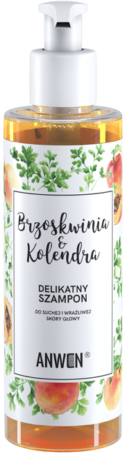 Butelka łagodnego szamponu z pompką stoi pionowo, etykieta „brzoskwinia i kolendra”, białe tło.