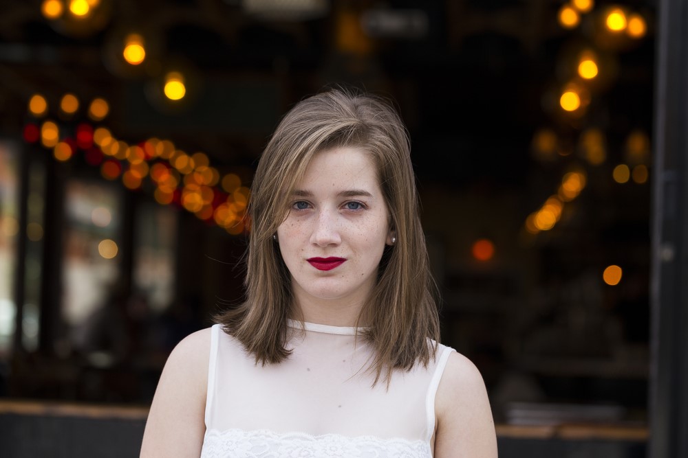 Młoda kobieta w białej sukience i włosach blunt cut hair