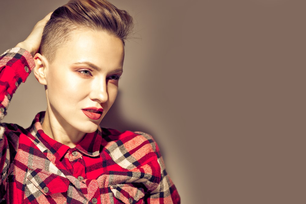 Młoda kobieta z cienkimi włosami i fryzurze undercut hair