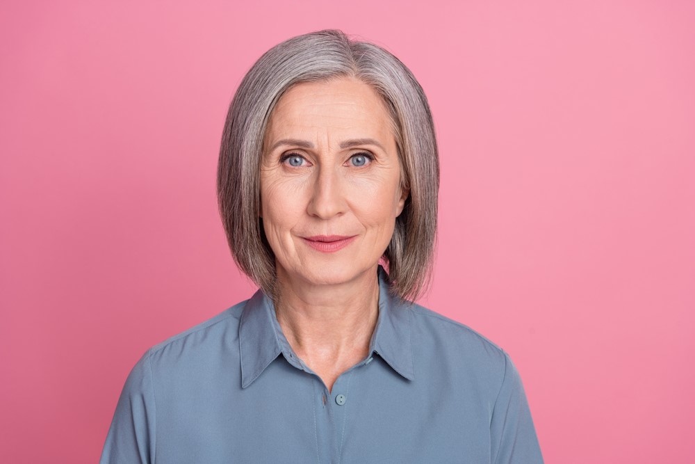 Starsza kobieta w odmładzającej fryzurze do cienkich włosów bob