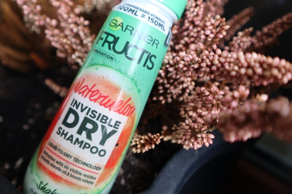 Suchy szampon Garnier Fructis Watermelon Invisible suchy szampon na tle wrzosu