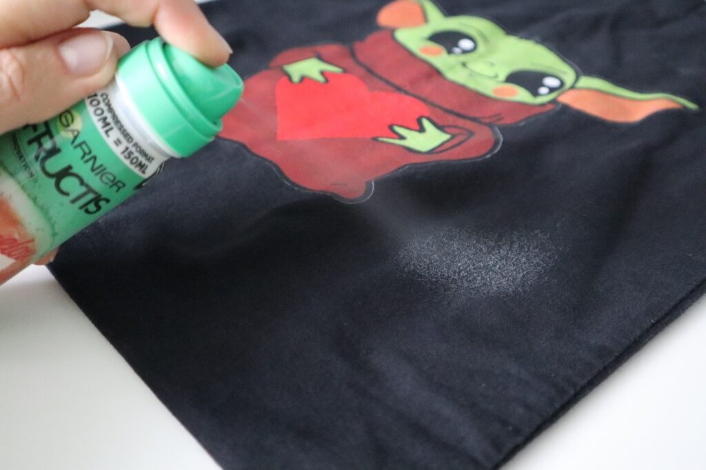 Test Garnier Fructis Watermelon Invisible suchy szampon na czarnym materiale