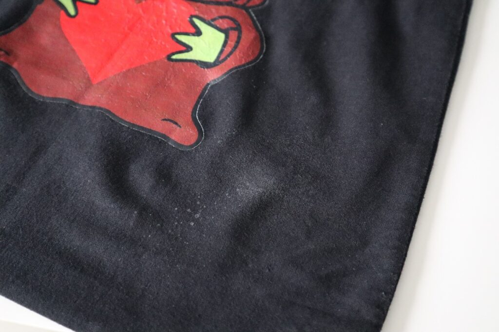 Test Garnier Fructis Watermelon Invisible suchy szampon na czarnym materiale - efekty