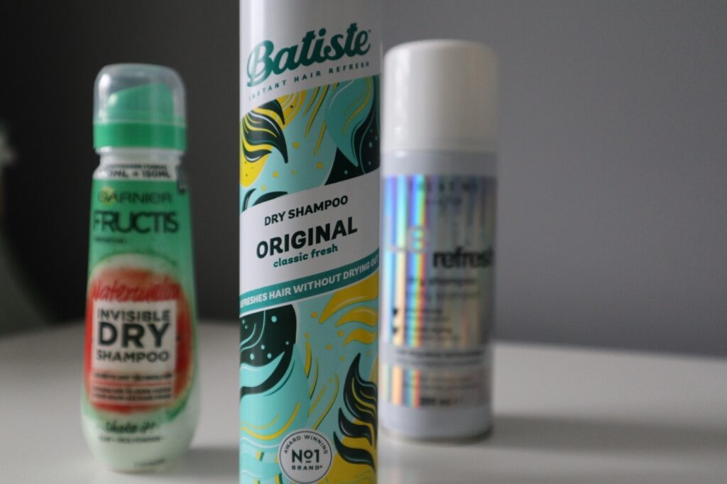 Suchy szampon Batiste original na tle suchego szamponu Garnier i Trust My Sister