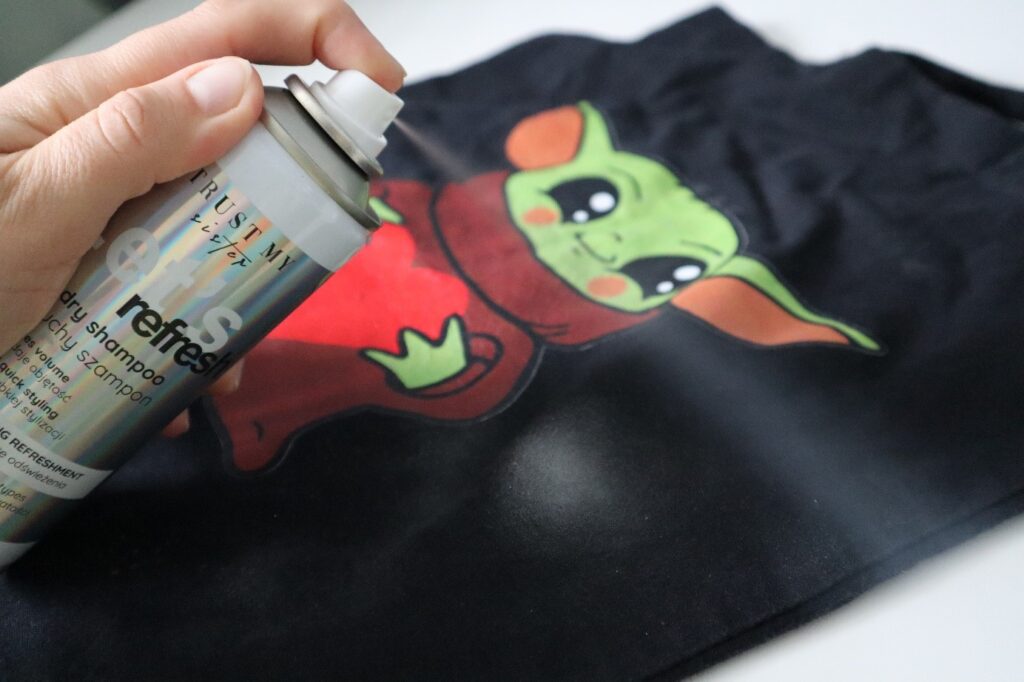 Trust My Sister Let's Refresh podczas aplikacji na czarnym materiale