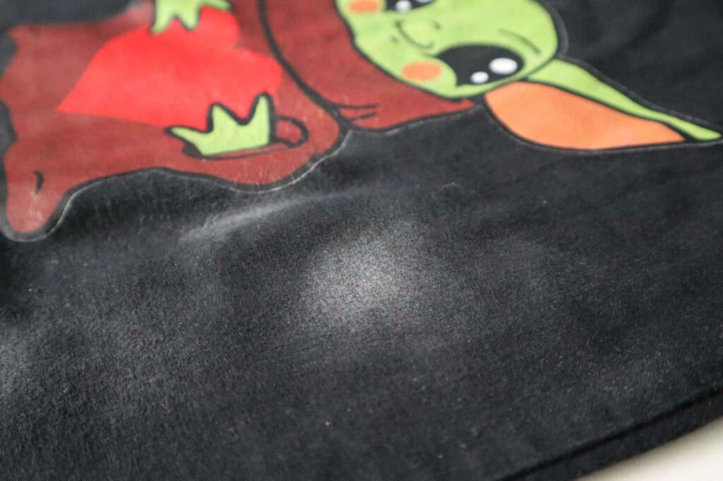 Trust My Sister Let's Refresh – efekty po aplikacji na czarnym materiale