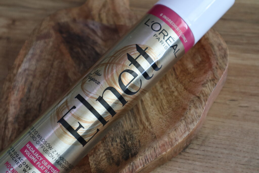 L'Oréal Paris Elnett Satin lakier do włosów bez silikonów na drewnianej podkładce