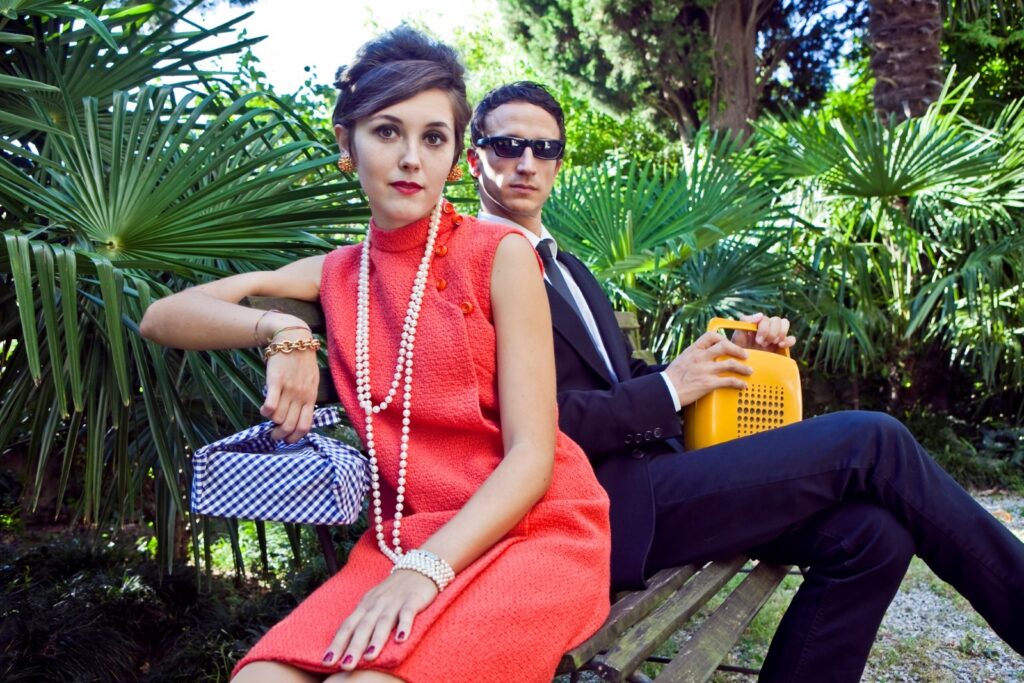 Para stylizowana na dawne lata z retro fryzurami i ubraniami vintage