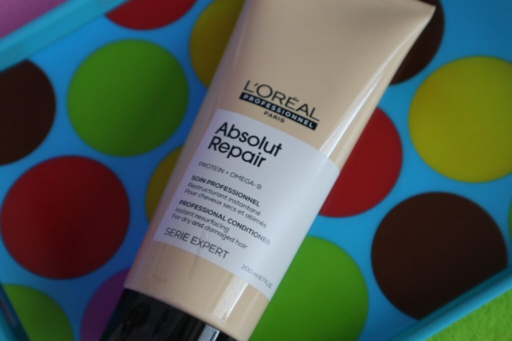 Odżywka do włosów L'Oréal Professionnel Absolut Repair na kolorowej tacy