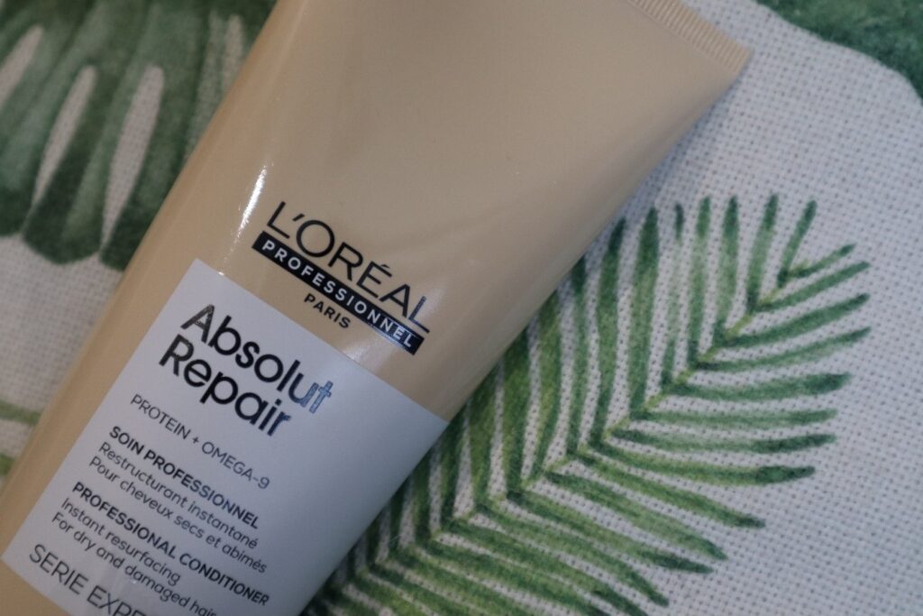 Odżywka do włosów L'Oréal Professionnel Absolut Repair na beżowo-zielonej poduszce