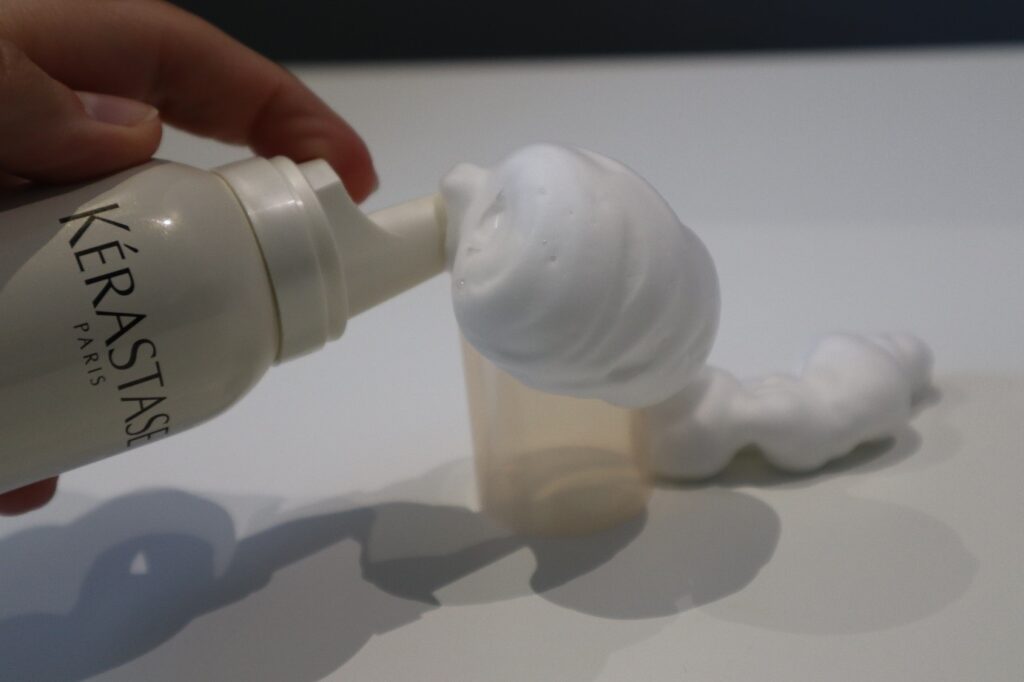 Pianka zwiększająca objętość włosów bez spłukiwania Kérastase Densimorphose