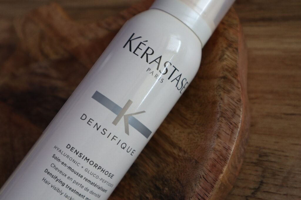 Pianka zwiększająca objętość włosów bez spłukiwania Kérastase Densimorphose na brązowej miseczce