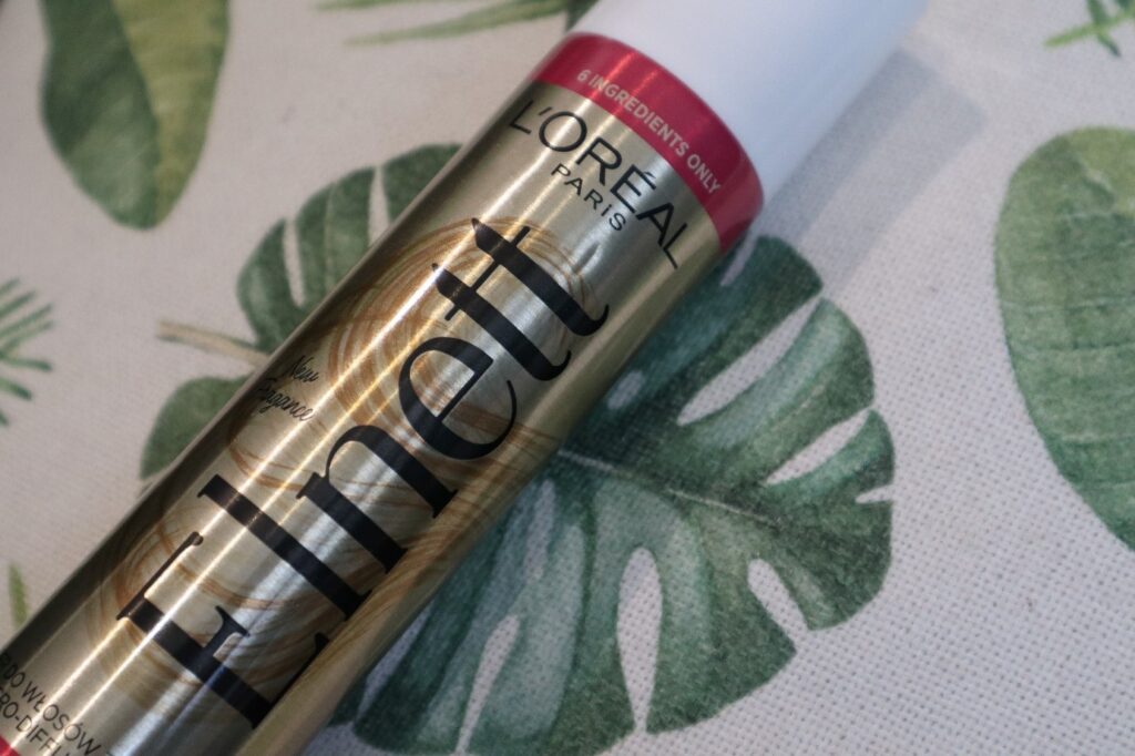 L'Oréal Paris Elnett Satin lakier do włosów bez silikonów na beżowo-zielonej poduszce