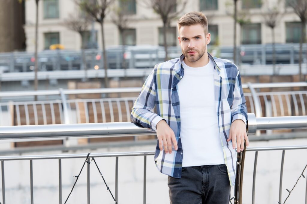 Mężczyzna we fryzurze Messy Quiff