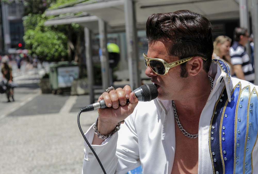 Młody mężczyzna we fryzurze inspirowanej stylem Elvisa Presleya