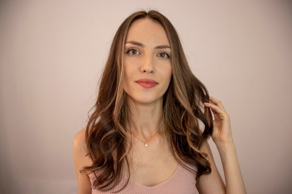 Młoda kobieta w farbowanych włosach w modzie babylights