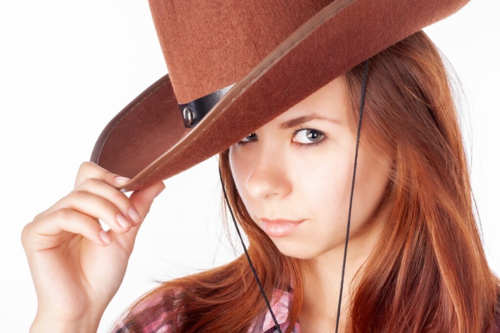 Kobieta z farbowanymi włosami w kolorze cowgirl cooper