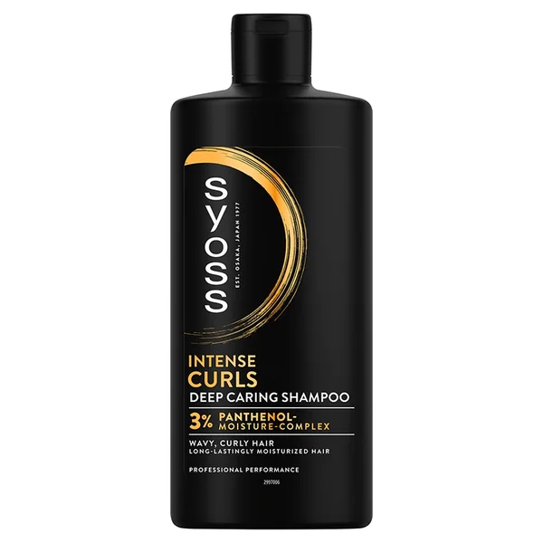 Butelka szamponu Syoss Intense Curls stoi na białym tle, czarna z złotą grafiką.