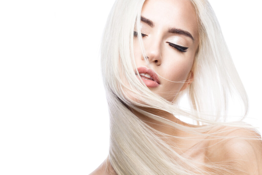 Młoda kobieta z pięknymi, zadbanymi platynowymi włosami blond