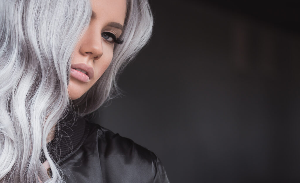 Młoda kobieta o siwych włosach