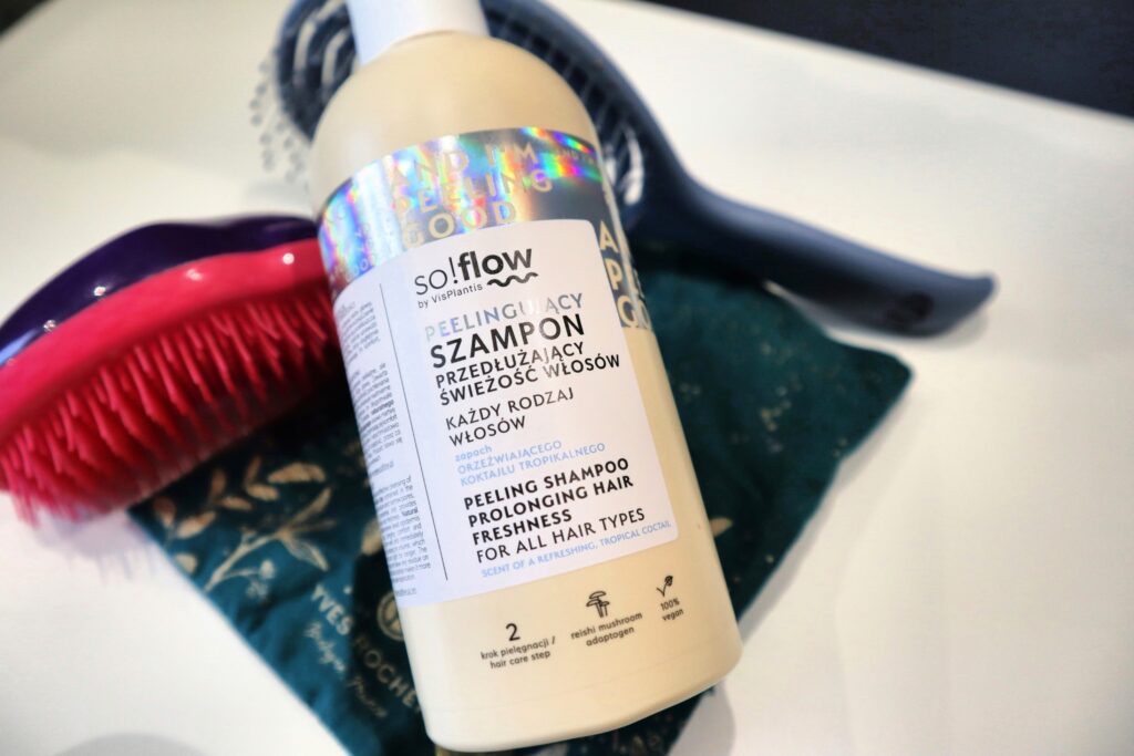 So!flow Peelingujący szampon przedłużający świeżość włosów na tle szczotek do czesania