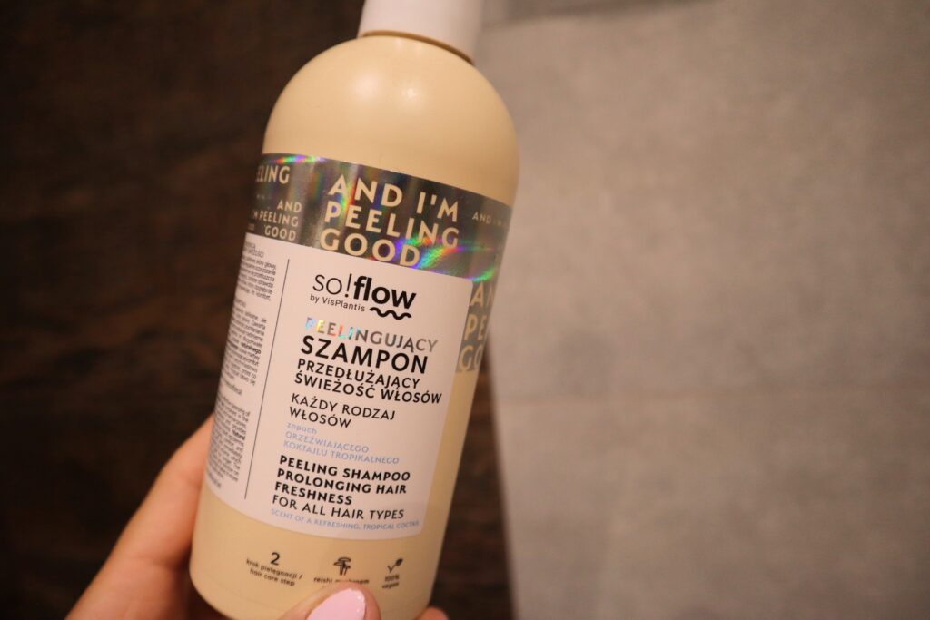 So!flow Peelingujący szampon przedłużający świeżość włosów na tle brązowo-szarych kafelek