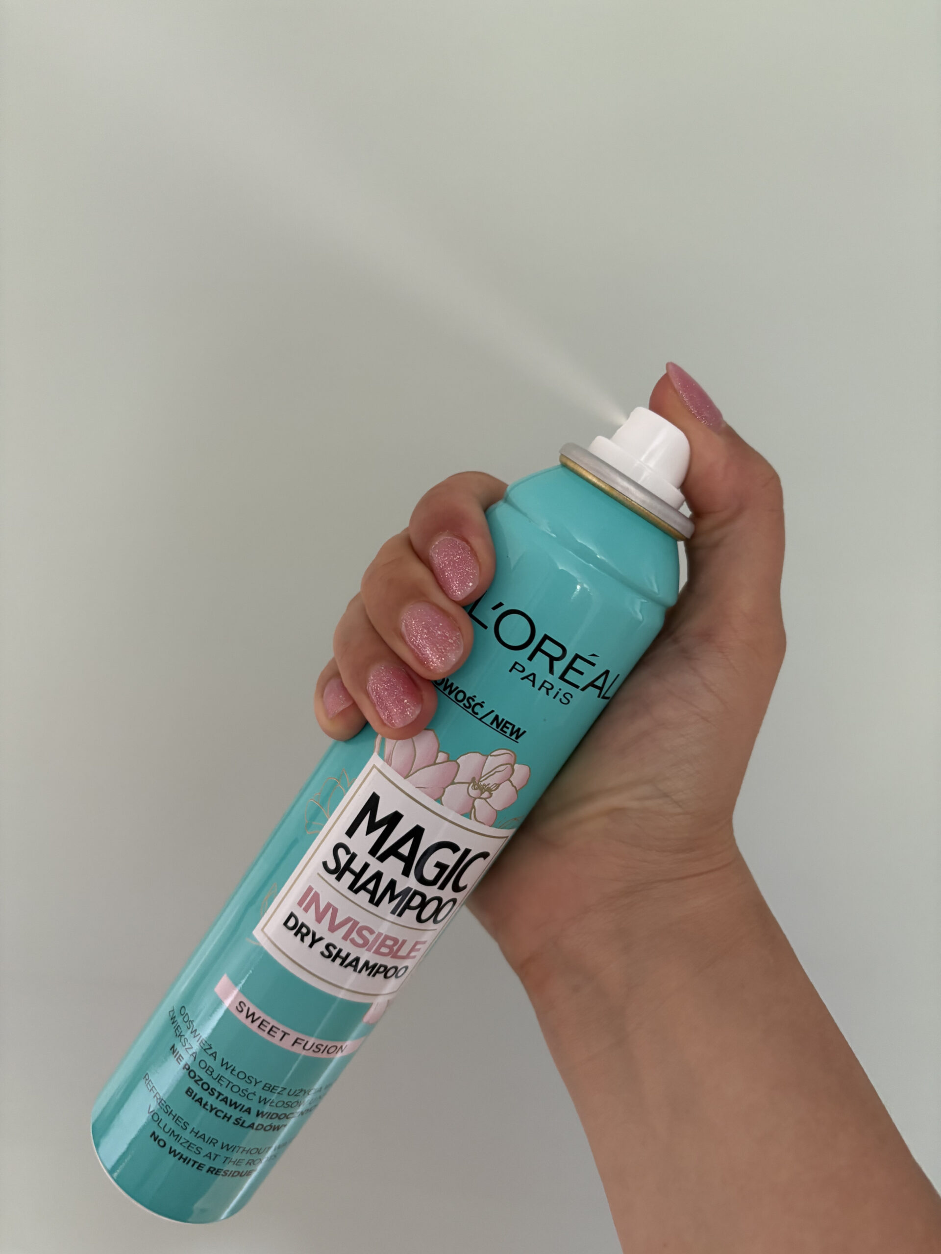 Suchy szampon do włosów L'Oréal Paris Sweet Fusion w trakcie aplikacji