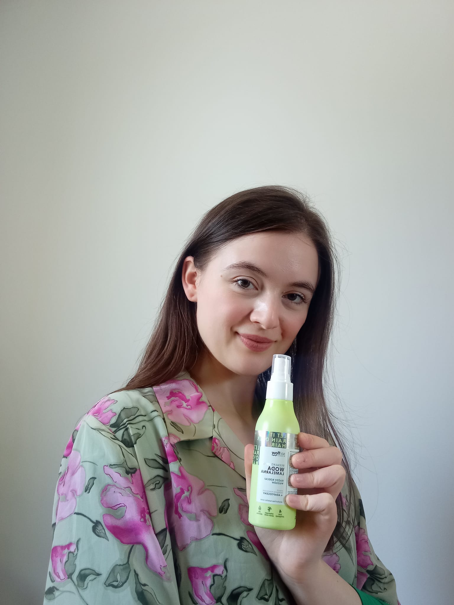 Kobieta trzymająca buteleczkę wody lamelarnej Vis Plantis So!Flow