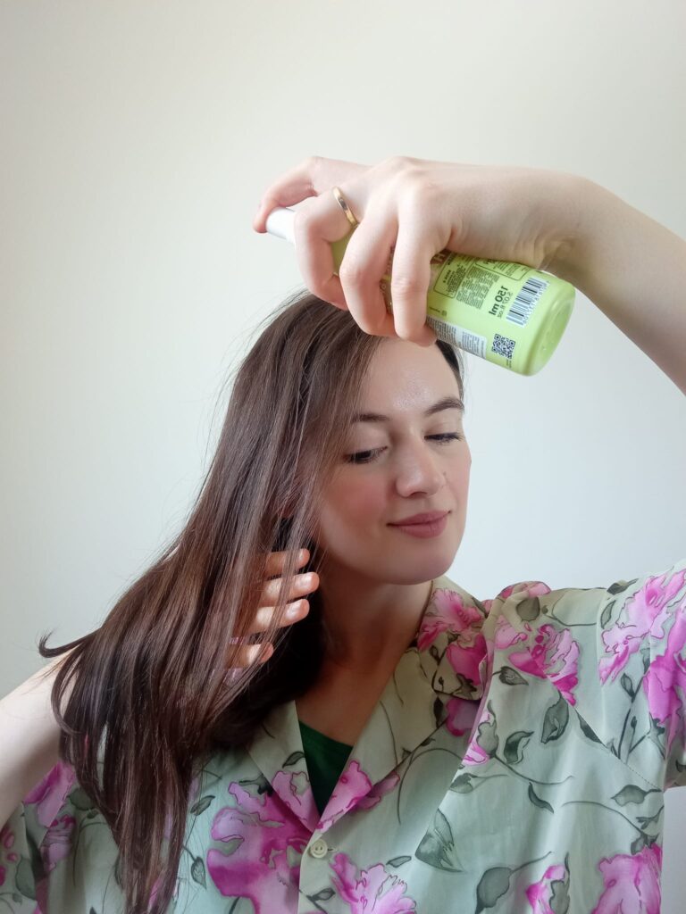 Kobieta używająca wody lamelarnej Vis Plantis So!Flow