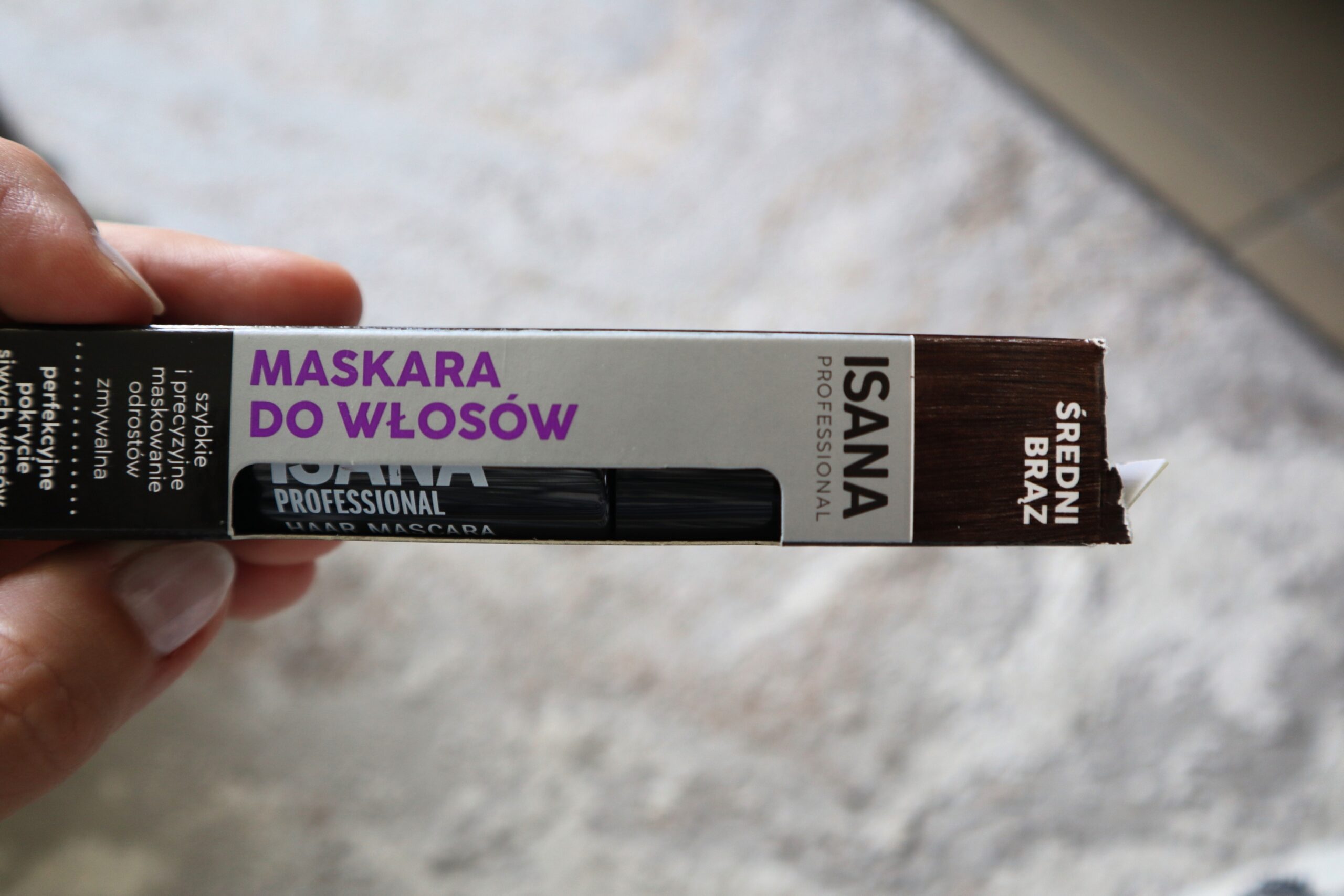 Opakowanie maskary do siwych włosów Isana średni brąz na tle poduszek