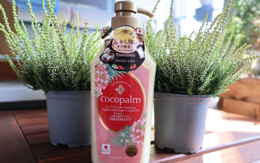 Nabłyszczająca odżywka do włosów Cocopalm na tle wrzosów