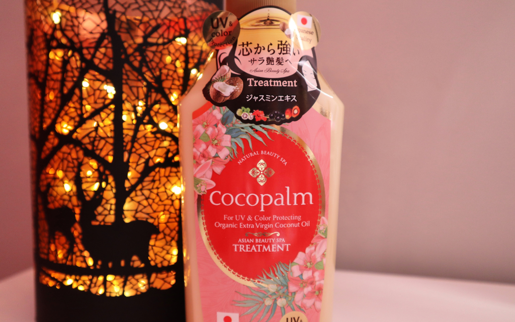 Nabłyszczająca odżywka do włosów Cocopalm na tle jesiennej dekoracyjnej lampki