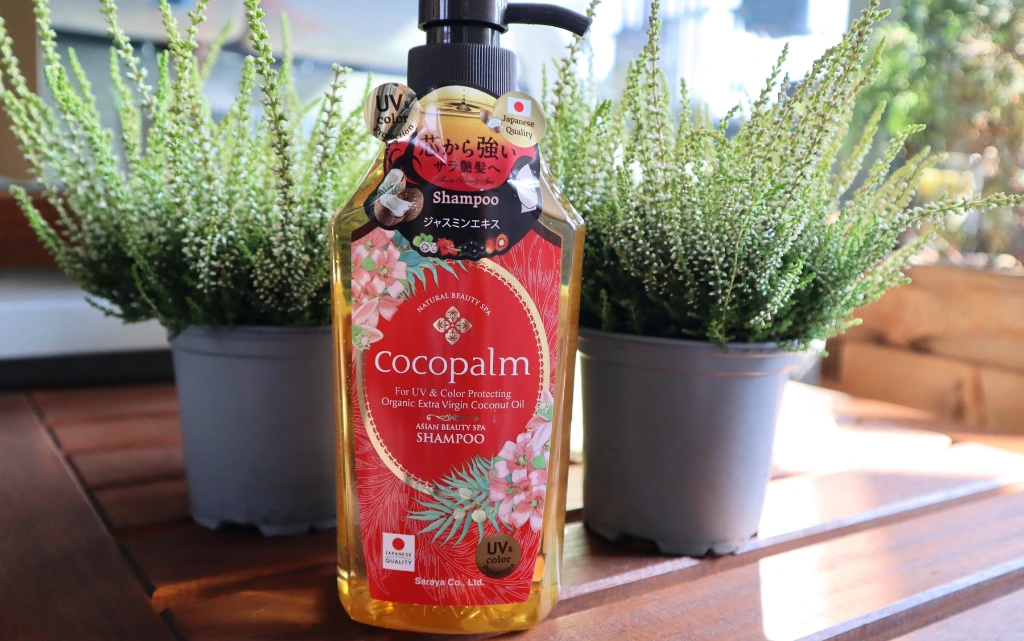 Nabłyszczający szampon do włosów Cocopalm na tle wrzosów 