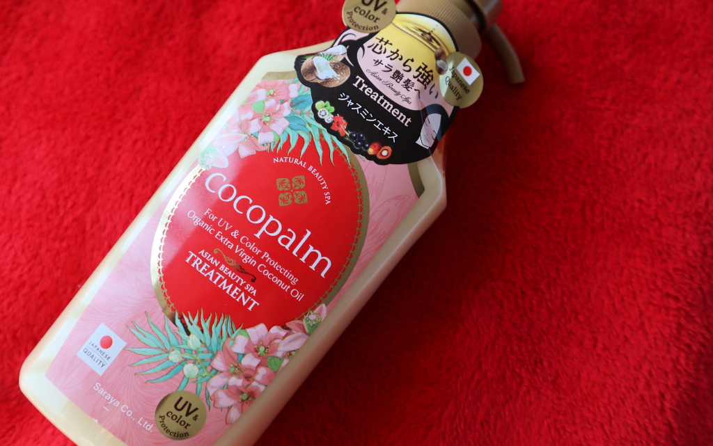 Nabłyszczająca odżywka do włosów Cocopalm na tle czerwonego koca