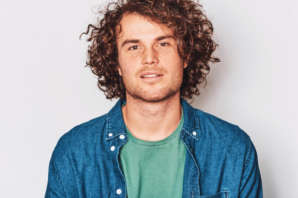 Mężczyzna w średnim wieku z długimi lokami na włosach