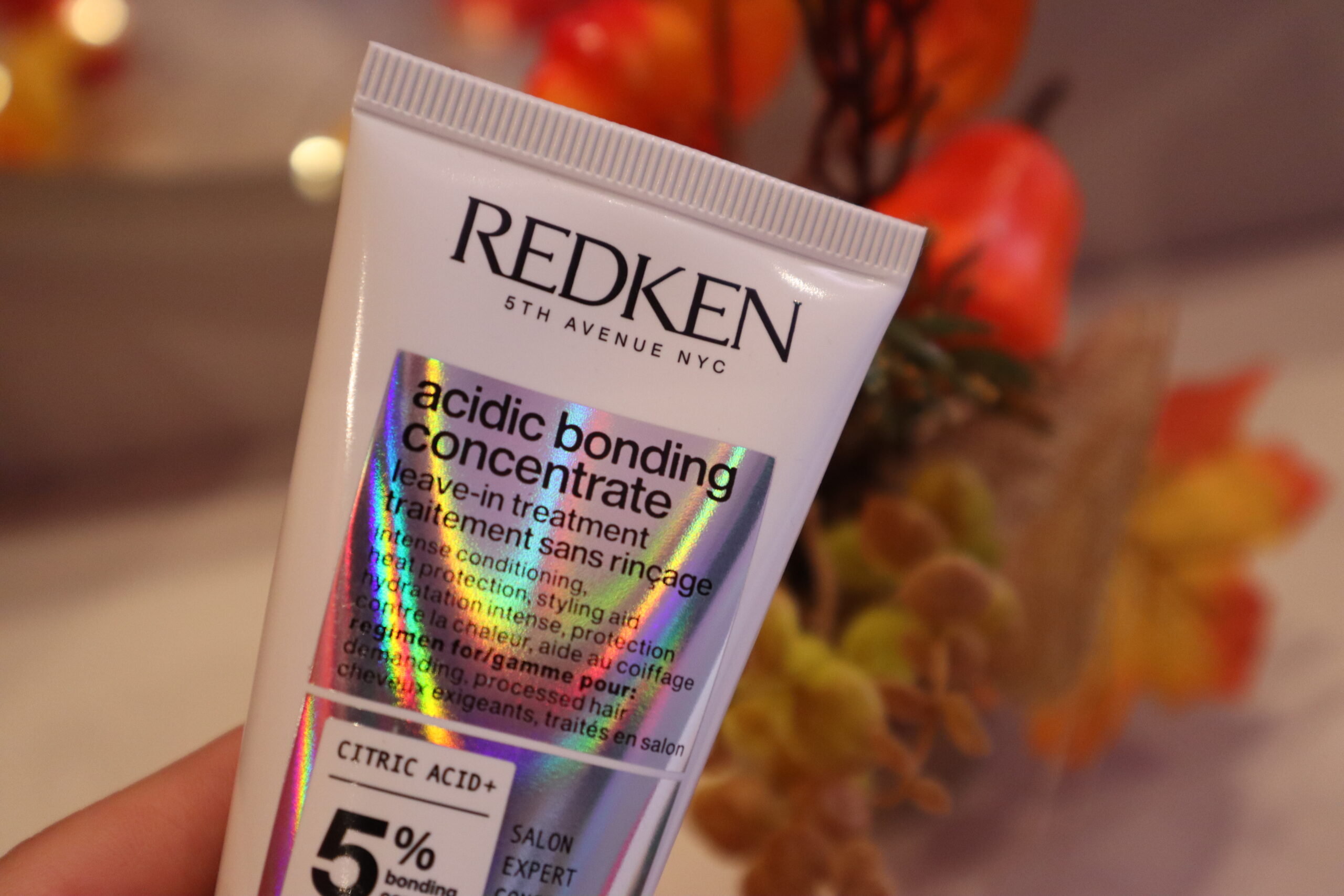 Zbliżenie na opakowanie ochronnego kremu do włosów REDKEN Acidic Bonding 50 ml