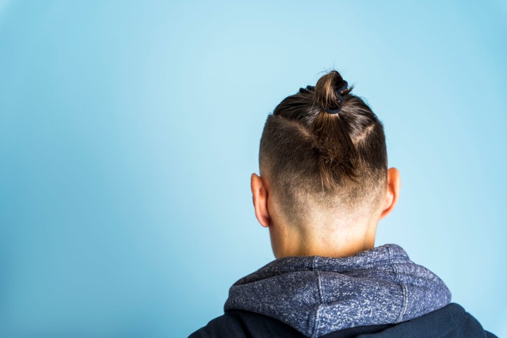 Fryzura dla mężczyzn man bun& top knot