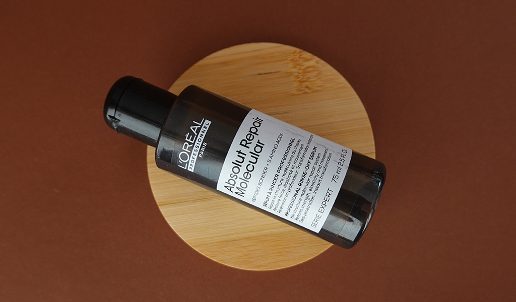 Serum do włosów L’oreal Professionnel Absolut Repair Molecular na drewnianej podkładce - tytułowa.