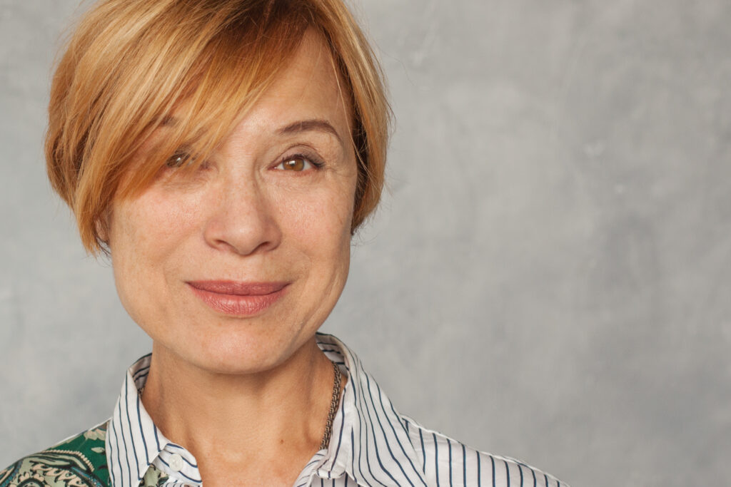 Odmładzający kolor włosów i fryzura po 50 – bob pofarbowany na miedziany blond wpadający w pełen refleksów rudy