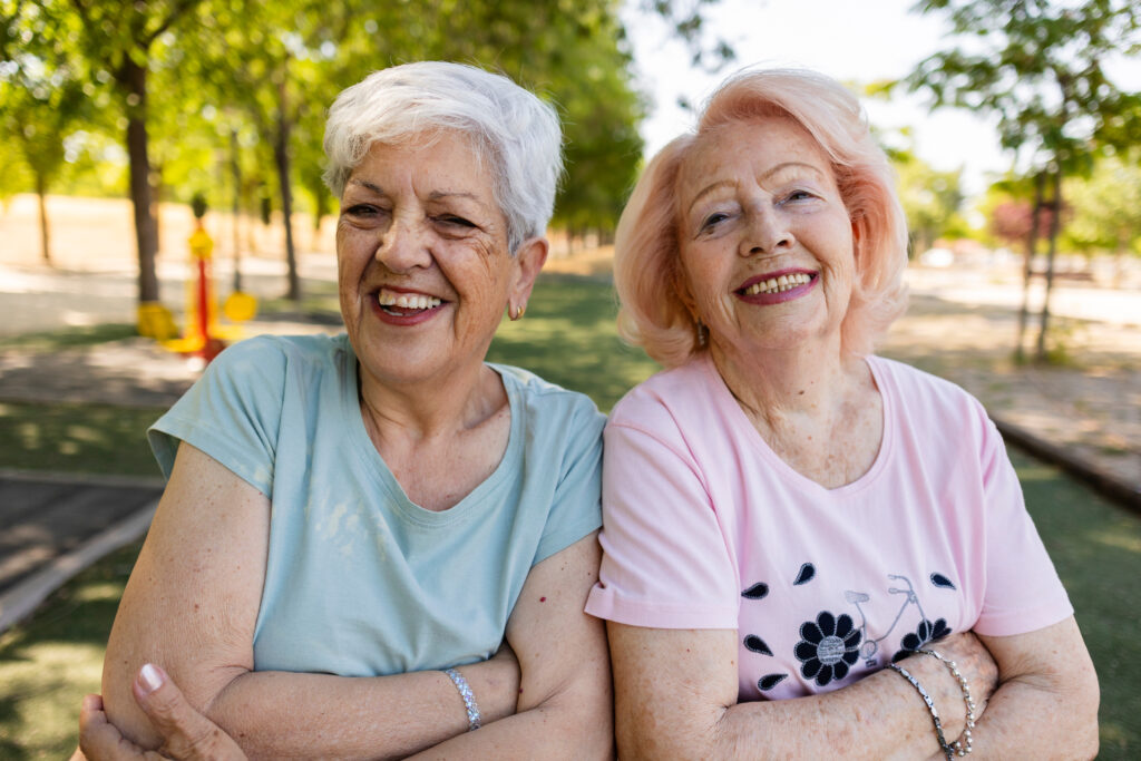 Dwie starsze kobiety – obie mają włosy w kolorach, które odmładzają